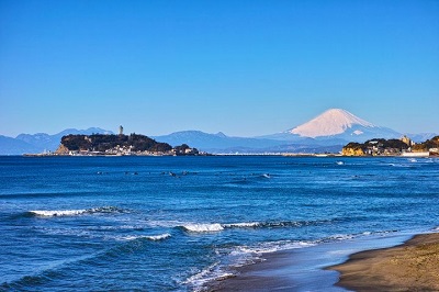 江ノ島と冠雪の富士山