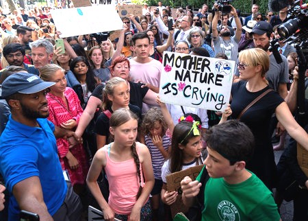 環境保護を訴える若者たちのデモ
